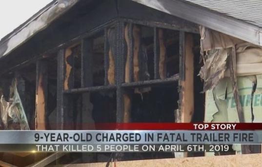 美国一9岁男童在家中放火，5人被烧死，面对法庭的控诉显得不知所措