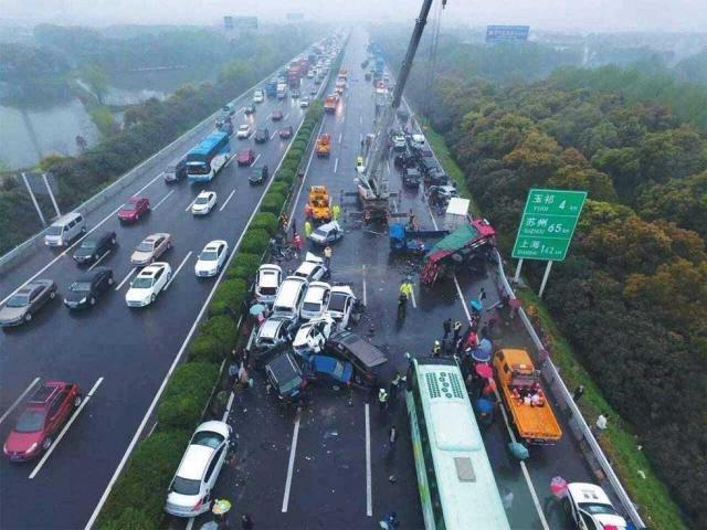 家有汽车：高速上行驶时，遇到前车急刹，是躲开还是跟着急刹？