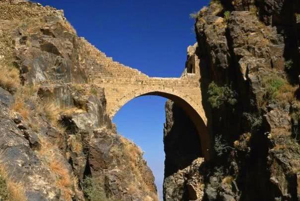 世界上最“神秘”的桥梁，没有支点横跨两山，建造之谜400年未解