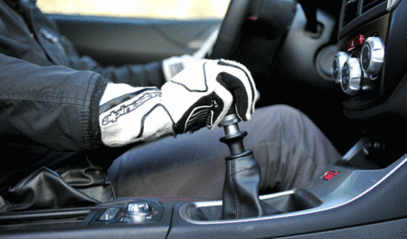 [大美临沂早知道]老司机易犯错：油箱见底才加油、方向盘打死、离合不踩到底就挂挡