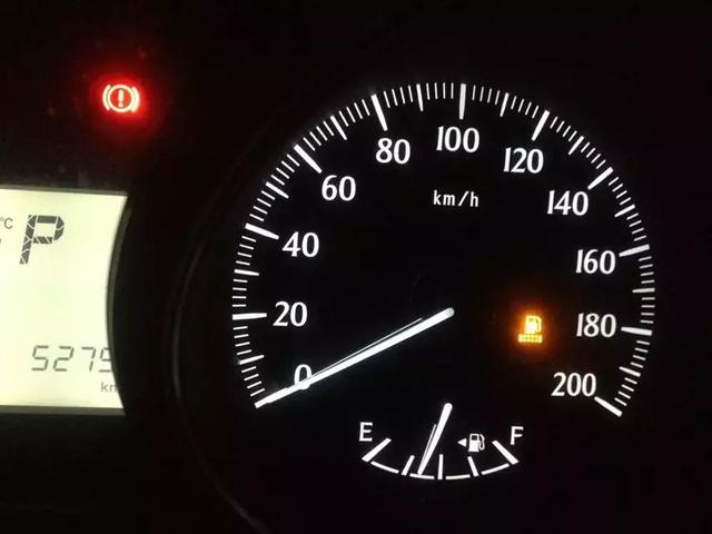 [大美临沂早知道]老司机易犯错：油箱见底才加油、方向盘打死、离合不踩到底就挂挡