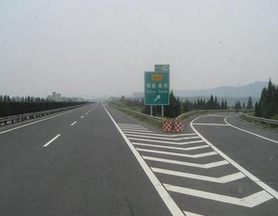 「霍山之声」上高速路才发现车快没油，前方又没有加油站，牢记这几点