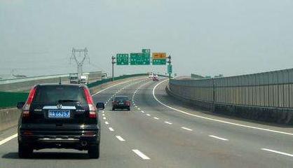 「霍山之声」上高速路才发现车快没油，前方又没有加油站，牢记这几点