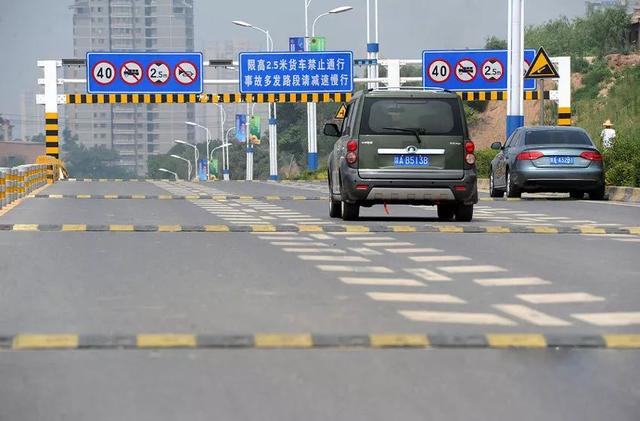 「成都北方汽修学校」新手过减速带喜欢刹车 老司机的技巧舒服不伤车