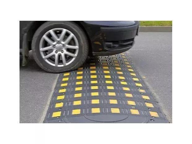 「成都北方汽修学校」新手过减速带喜欢刹车 老司机的技巧舒服不伤车