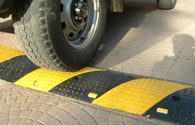 「成都北方汽修学校」新手过减速带喜欢刹车 老司机的技巧舒服不伤车