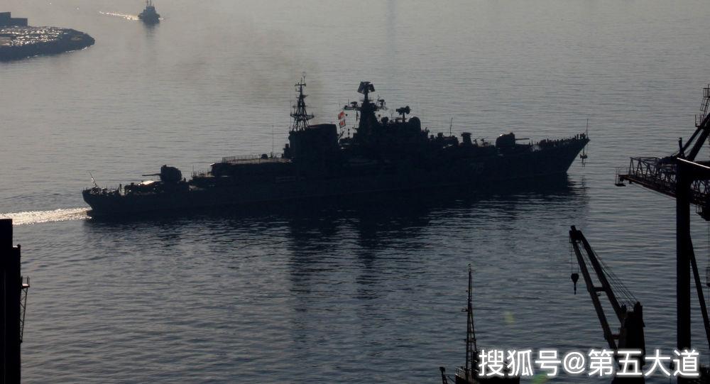 争议岛礁附近聚集大批越南舰船，上将警告：爆发冲突会致局势失控