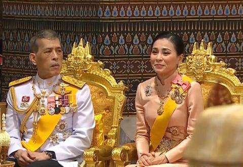 泰国王刚废王妃又解职6名王宫官员，“宫斗大戏”要演变成连续剧