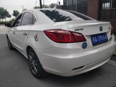 「汽车之家」确保逸动雨天行车安全，自己动手给更换了雨刮器胶条