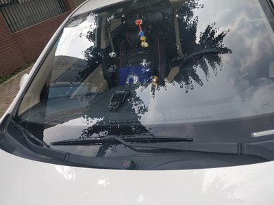 「汽车之家」确保逸动雨天行车安全，自己动手给更换了雨刮器胶条