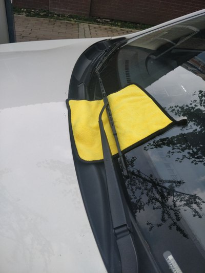 「汽车之家」确保逸动雨天行车安全，自己动手给更换了雨刮器胶条