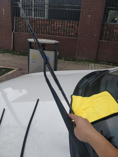 「汽车之家」确保逸动雨天行车安全，自己动手给更换了雨刮器胶条