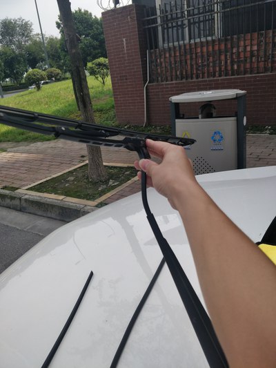 「汽车之家」确保逸动雨天行车安全，自己动手给更换了雨刮器胶条