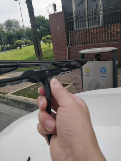 「汽车之家」确保逸动雨天行车安全，自己动手给更换了雨刮器胶条