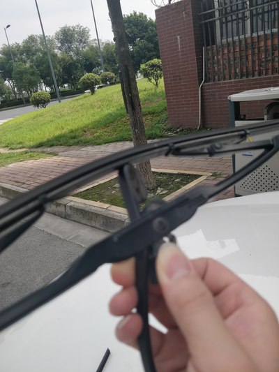 「汽车之家」确保逸动雨天行车安全，自己动手给更换了雨刮器胶条