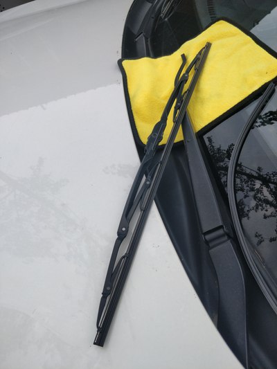 「汽车之家」确保逸动雨天行车安全，自己动手给更换了雨刮器胶条