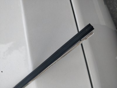 「汽车之家」确保逸动雨天行车安全，自己动手给更换了雨刮器胶条