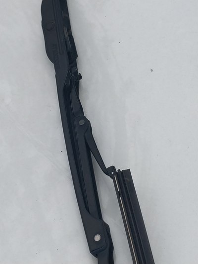 「汽车之家」确保逸动雨天行车安全，自己动手给更换了雨刮器胶条