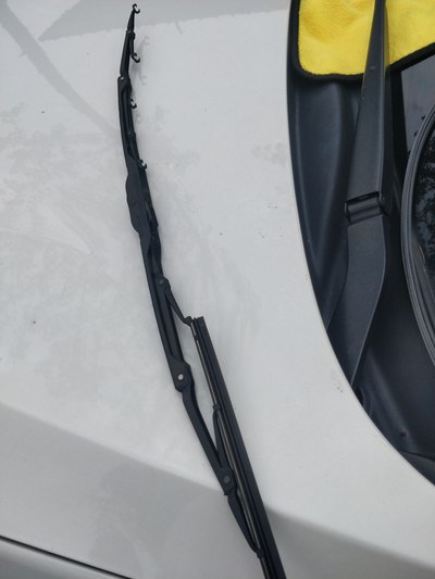 「汽车之家」确保逸动雨天行车安全，自己动手给更换了雨刮器胶条