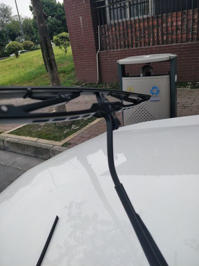 「汽车之家」确保逸动雨天行车安全，自己动手给更换了雨刮器胶条