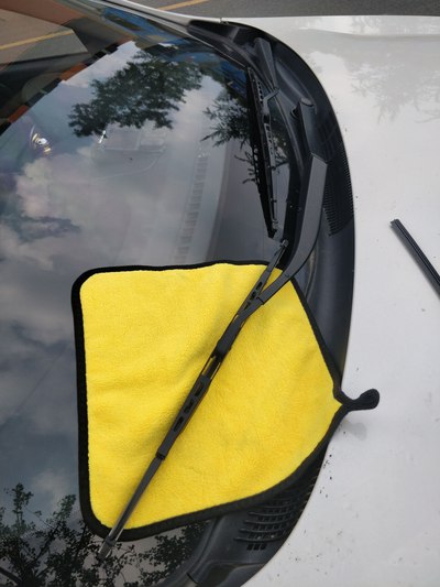 「汽车之家」确保逸动雨天行车安全，自己动手给更换了雨刮器胶条