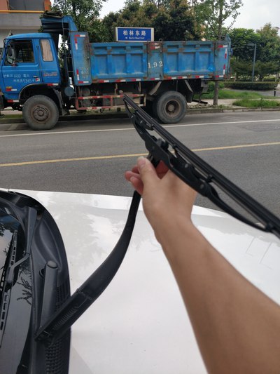 「汽车之家」确保逸动雨天行车安全，自己动手给更换了雨刮器胶条