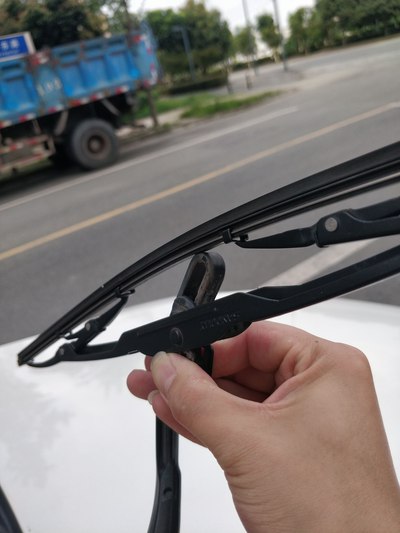 「汽车之家」确保逸动雨天行车安全，自己动手给更换了雨刮器胶条