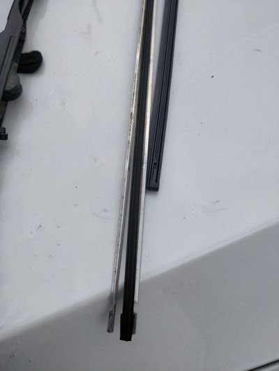 「汽车之家」确保逸动雨天行车安全，自己动手给更换了雨刮器胶条