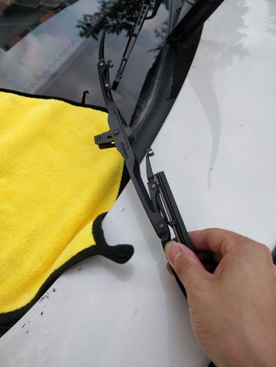 「汽车之家」确保逸动雨天行车安全，自己动手给更换了雨刮器胶条