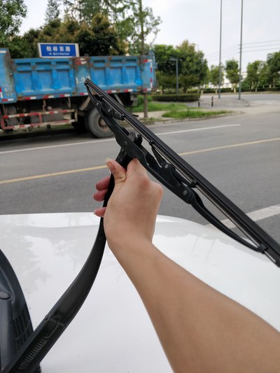 「汽车之家」确保逸动雨天行车安全，自己动手给更换了雨刮器胶条