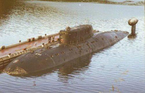 8000吨潜艇扑面而来，130名官兵差点儿喂了鱼，美军赶紧认怂
