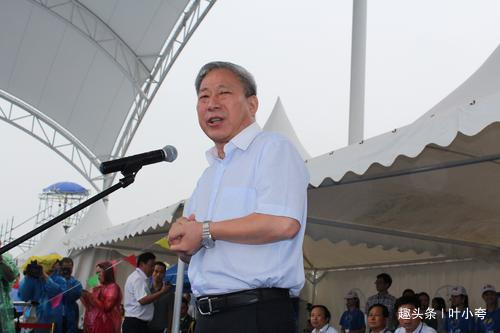 叶小夸■大学生投资失败亏损300万，帮父亲开公司赚几百个亿，今身家千亿