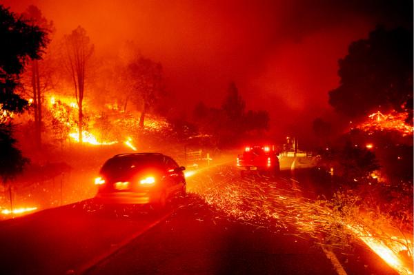大风加剧美国北加州山火规模 近20万户家庭和企业停电