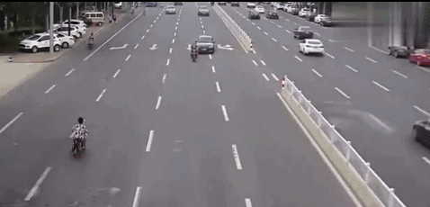 车与生活：两辆电动车如此行车，司机无奈做出选择。