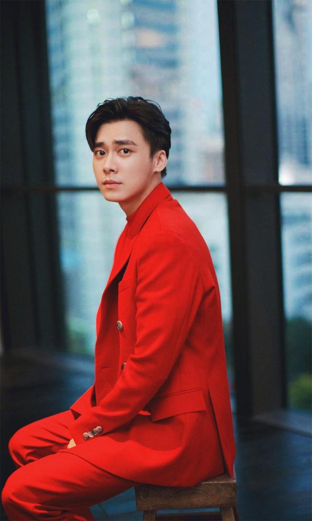 李易峰红色西装，优雅又霸气，这个红衣少年，一眼万年