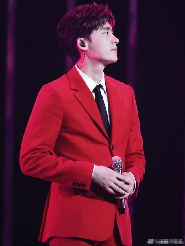李易峰红色西装，优雅又霸气，这个红衣少年，一眼万年