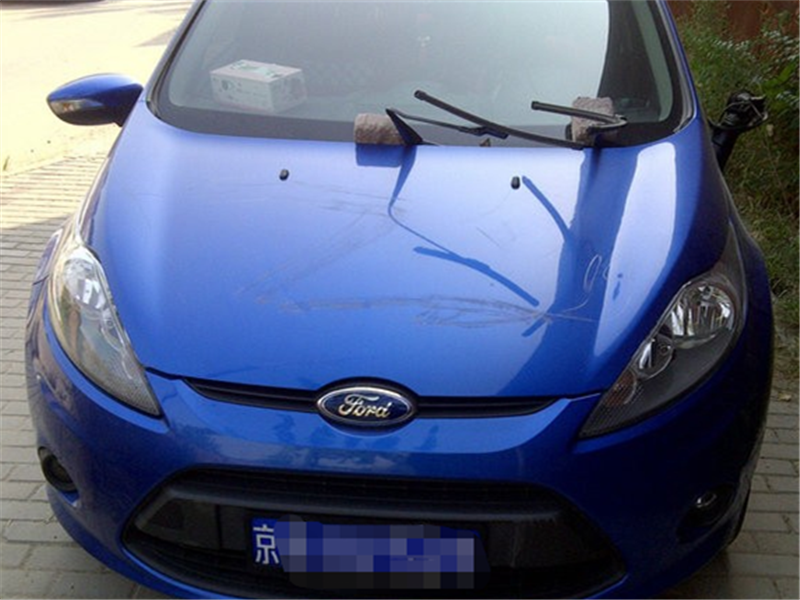 「汽车界小哥」蓝色福特乱停车堵出口，居民怒砸汽车，警察来了车主竟更嚣张？