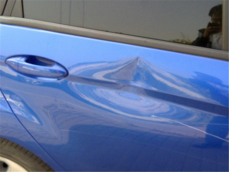 「汽车界小哥」蓝色福特乱停车堵出口，居民怒砸汽车，警察来了车主竟更嚣张？