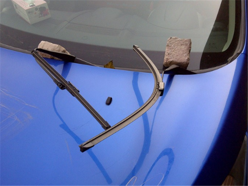 「汽车界小哥」蓝色福特乱停车堵出口，居民怒砸汽车，警察来了车主竟更嚣张？