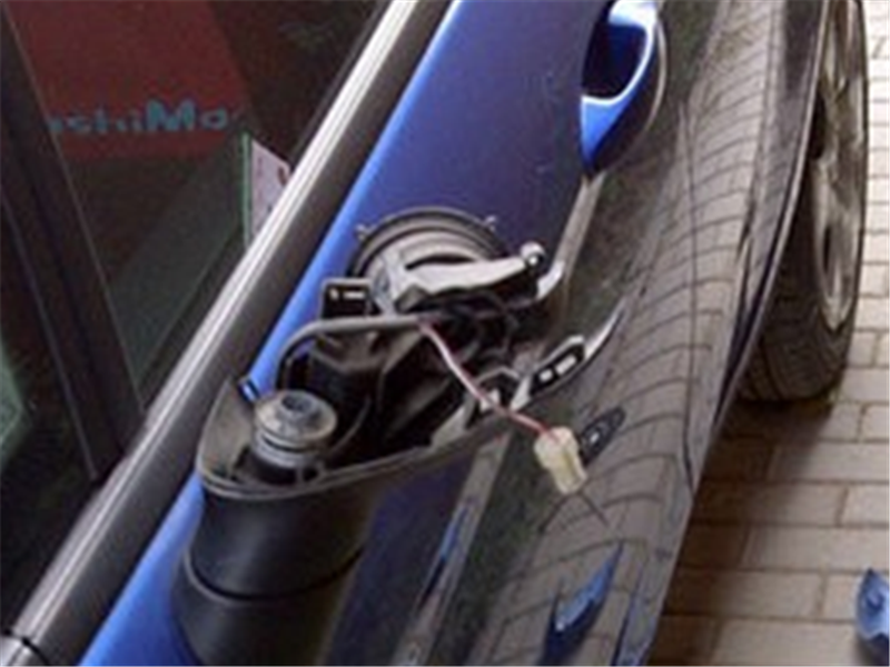 「汽车界小哥」蓝色福特乱停车堵出口，居民怒砸汽车，警察来了车主竟更嚣张？