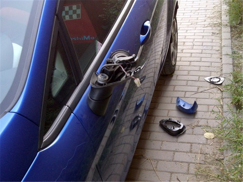 「汽车界小哥」蓝色福特乱停车堵出口，居民怒砸汽车，警察来了车主竟更嚣张？