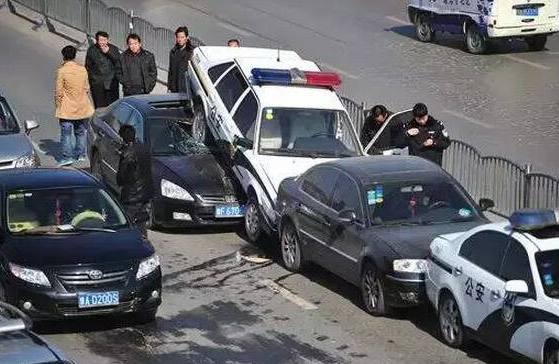 【豪车留给大咖讲】数据显示：一次性通过率在75%！掌握几个倒车方法，一次性过不难