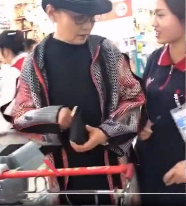 原创 65岁潘虹逛超市被要签名，皱纹真实优雅，打扮的很普通！