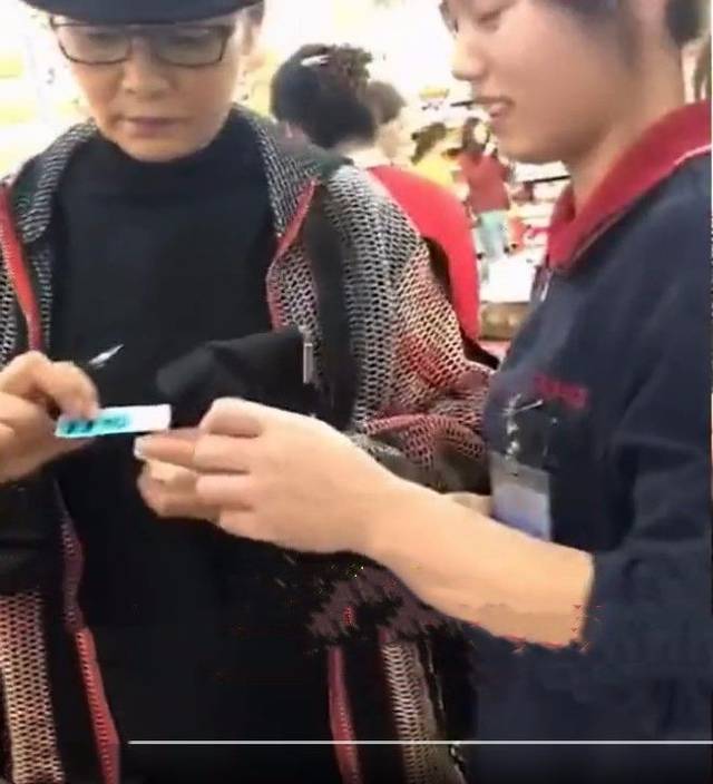 原创 65岁潘虹逛超市被要签名，皱纹真实优雅，打扮的很普通！