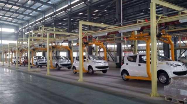 老撕机唠车@百万特斯拉成“癞皮狗”，占车位两个月不走，车上的字条尽显无奈