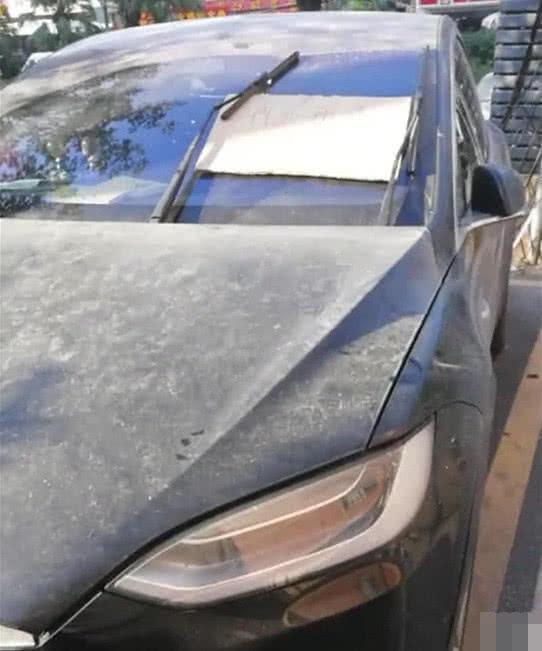 老撕机唠车@百万特斯拉成“癞皮狗”，占车位两个月不走，车上的字条尽显无奈