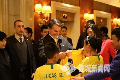 足球架起文化交流桥梁！巴西总统在京接见鹿城“足球小将”