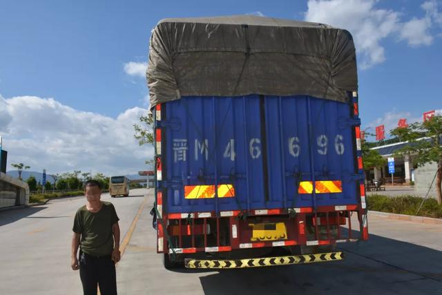 红河交警：68年冒充86年，驾驶员把无证驾驶“写在脸上”被处罚