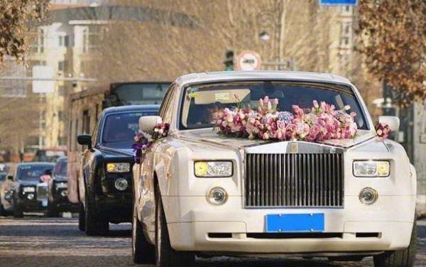 「中国网」宾利追尾“神车”，修好要花费100万！网友：这钱花的一点不冤