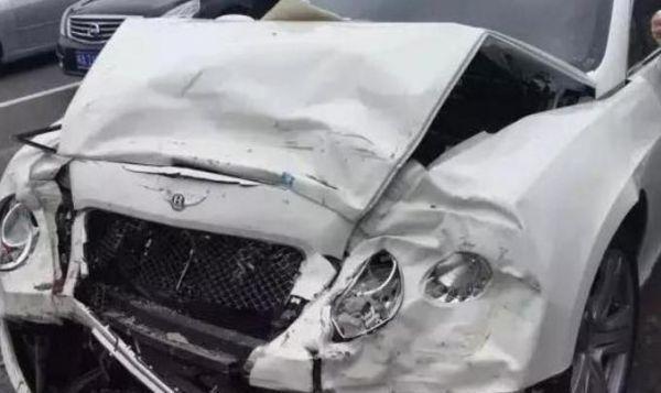 「中国网」宾利追尾“神车”，修好要花费100万！网友：这钱花的一点不冤